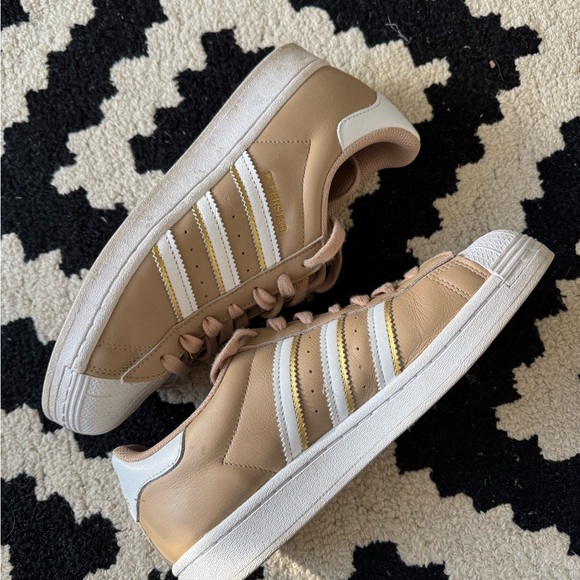 Adidas Superstar size 9 with minimal wear. - Picture 7 of 9